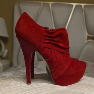 H by Halston Crimson Suede Heels 6 Inches Heel 1 3/4 Inches Platform Size 7.5